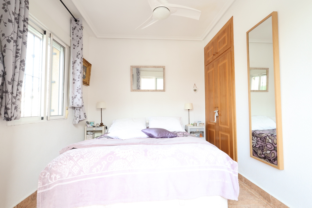 DETACHED VILLA IN PLAYA FLAMENCA WITH PLOT, TERRACES AND COMMUNAL POOL