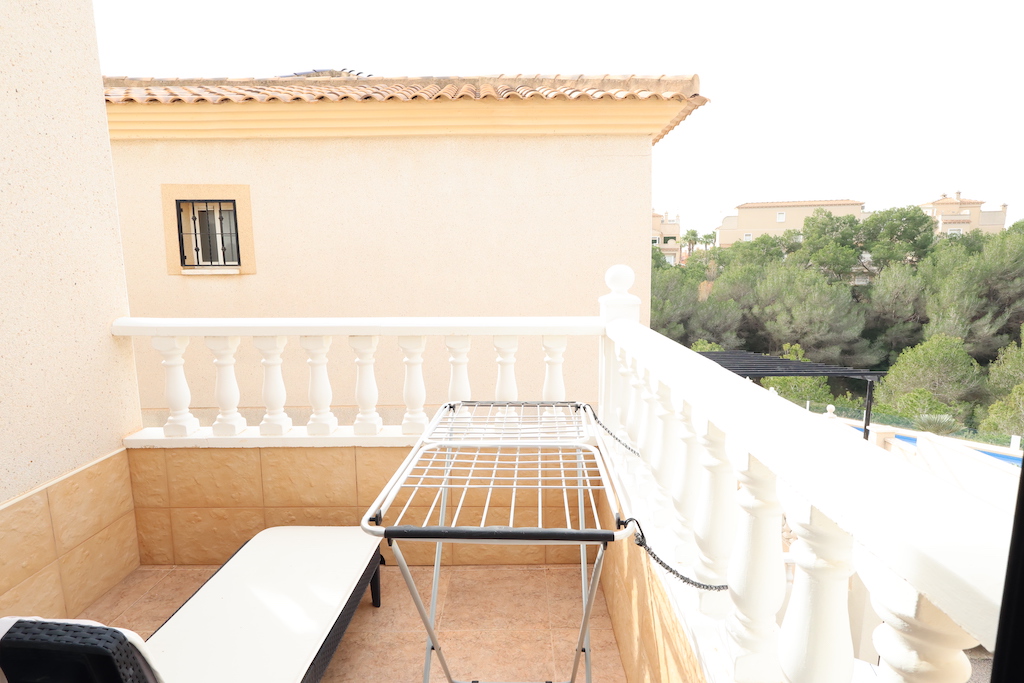 DETACHED VILLA IN PLAYA FLAMENCA WITH PLOT, TERRACES AND COMMUNAL POOL