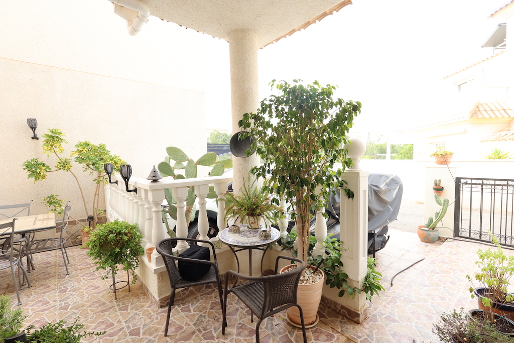 DETACHED VILLA IN PLAYA FLAMENCA WITH PLOT, TERRACES AND COMMUNAL POOL