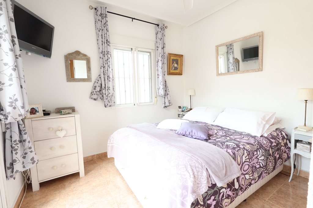 DETACHED VILLA IN PLAYA FLAMENCA WITH PLOT, TERRACES AND COMMUNAL POOL