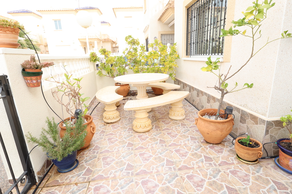 DETACHED VILLA IN PLAYA FLAMENCA WITH PLOT, TERRACES AND COMMUNAL POOL