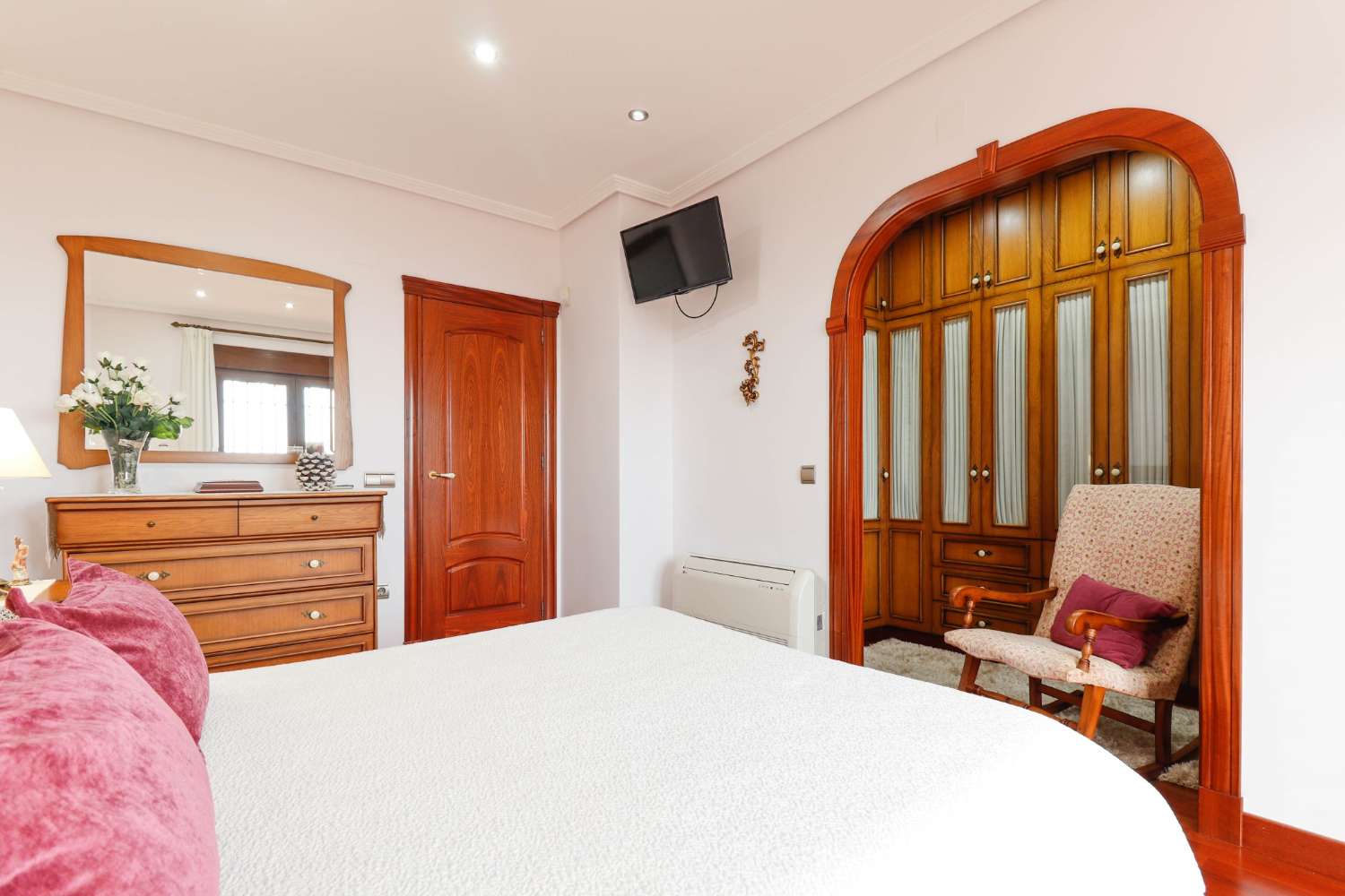 EXCLUSIVE SEMI-DETACHED VILLA ON BALCONIES WITH GARDEN, SOLARIUM AND COMMUNAL POOL