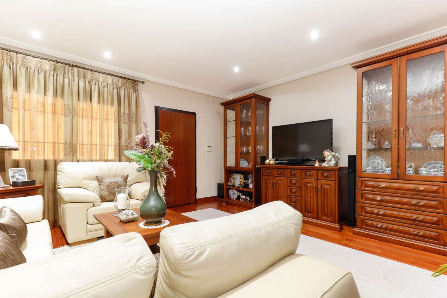 EXCLUSIVE SEMI-DETACHED VILLA ON BALCONIES WITH GARDEN, SOLARIUM AND COMMUNAL POOL