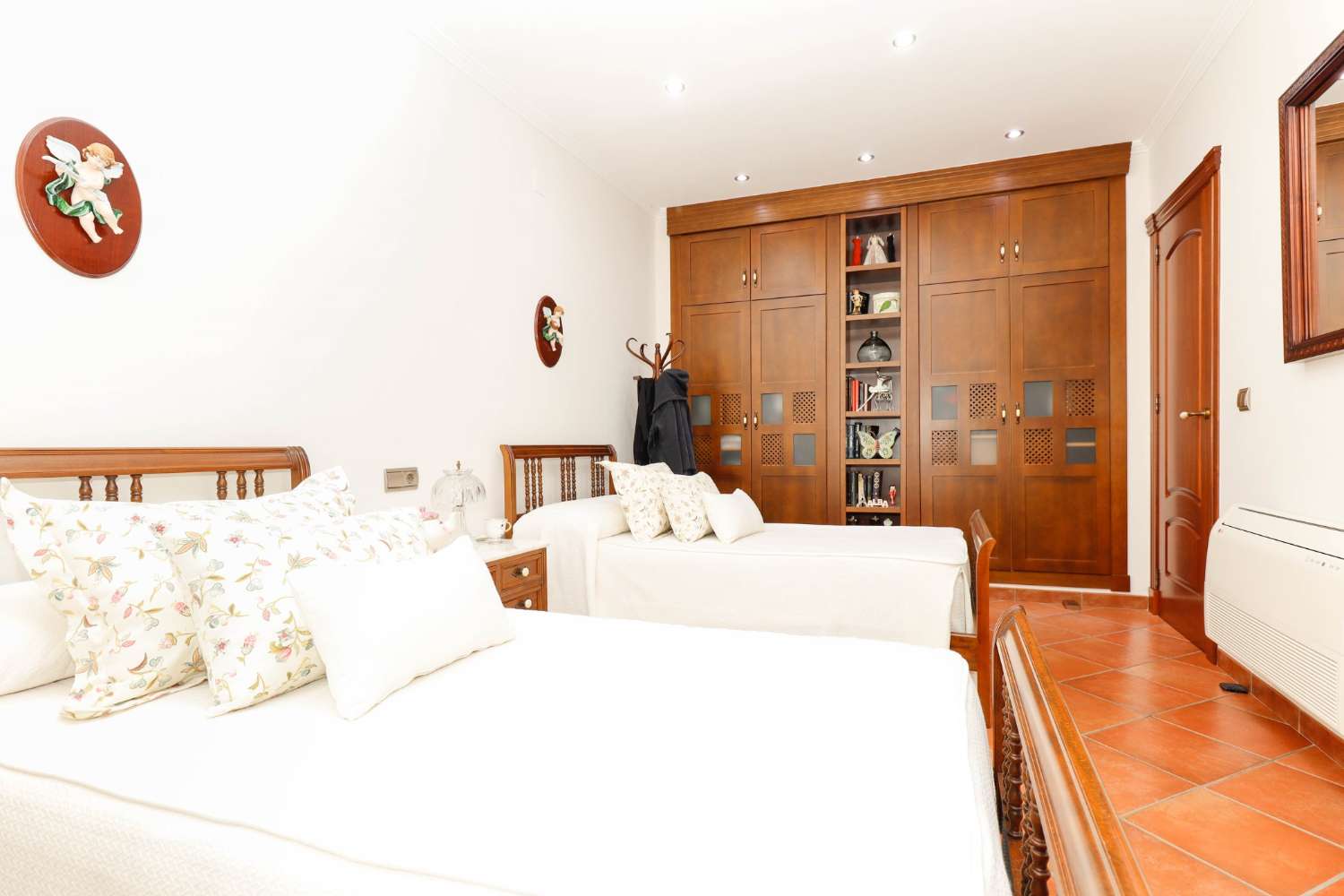 EXCLUSIVE SEMI-DETACHED VILLA ON BALCONIES WITH GARDEN, SOLARIUM AND COMMUNAL POOL