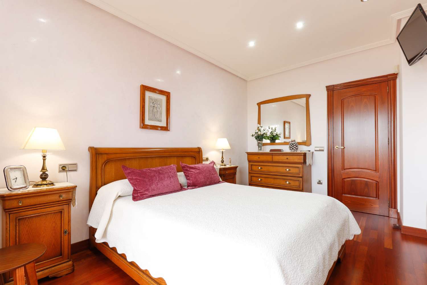 EXCLUSIVE SEMI-DETACHED VILLA ON BALCONIES WITH GARDEN, SOLARIUM AND COMMUNAL POOL