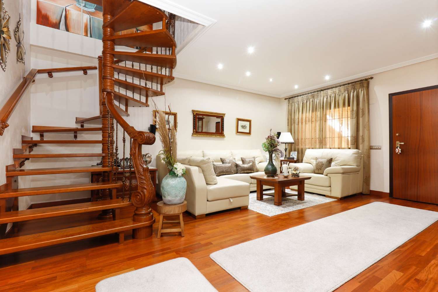 EXCLUSIVE SEMI-DETACHED VILLA ON BALCONIES WITH GARDEN, SOLARIUM AND COMMUNAL POOL