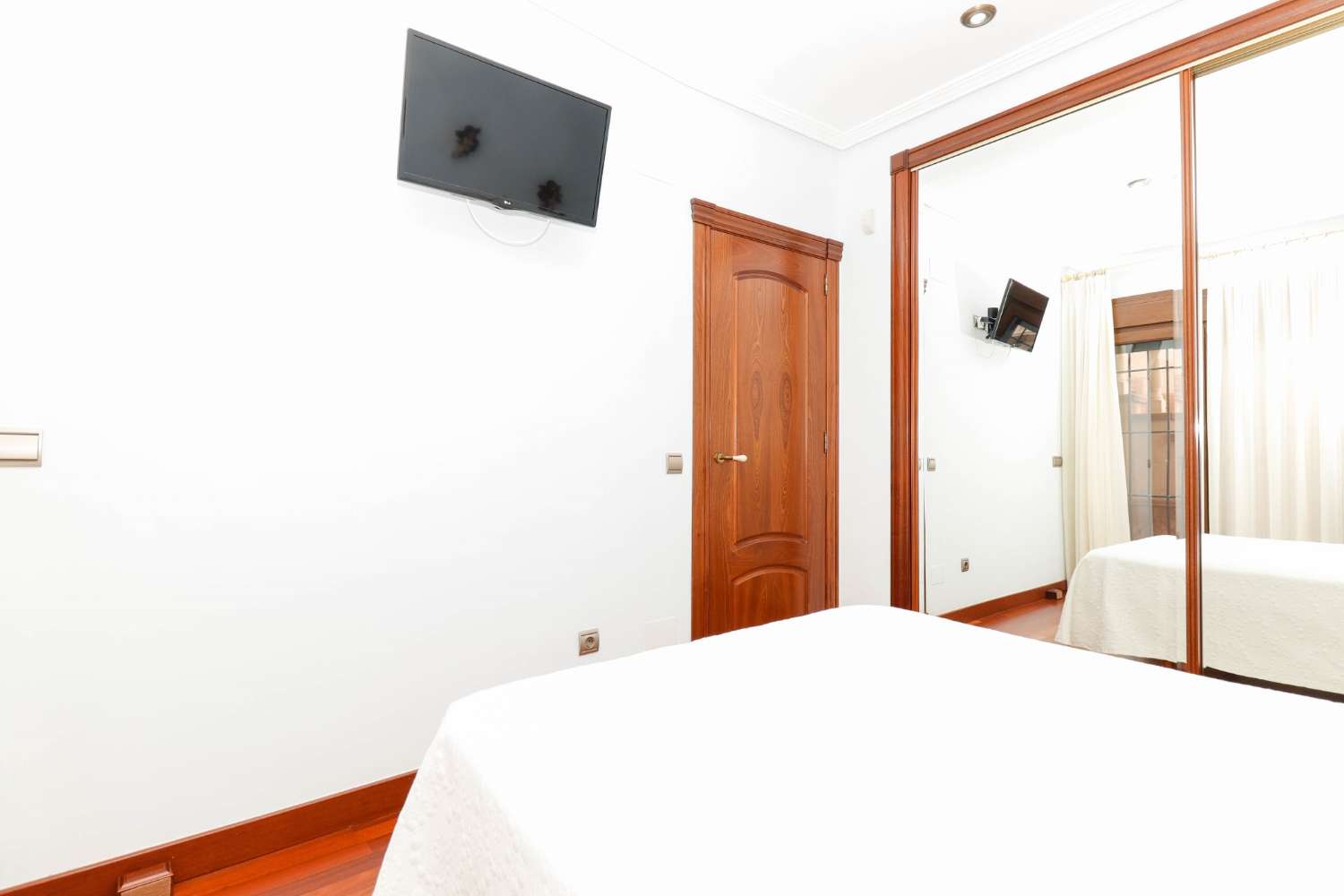 EXCLUSIVE SEMI-DETACHED VILLA ON BALCONIES WITH GARDEN, SOLARIUM AND COMMUNAL POOL