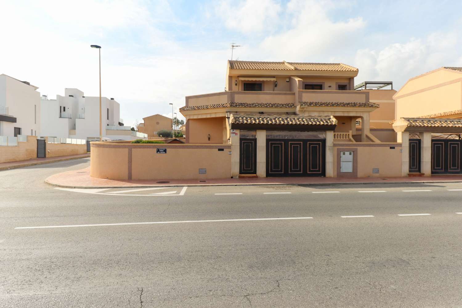 EXCLUSIVE SEMI-DETACHED VILLA ON BALCONIES WITH GARDEN, SOLARIUM AND COMMUNAL POOL