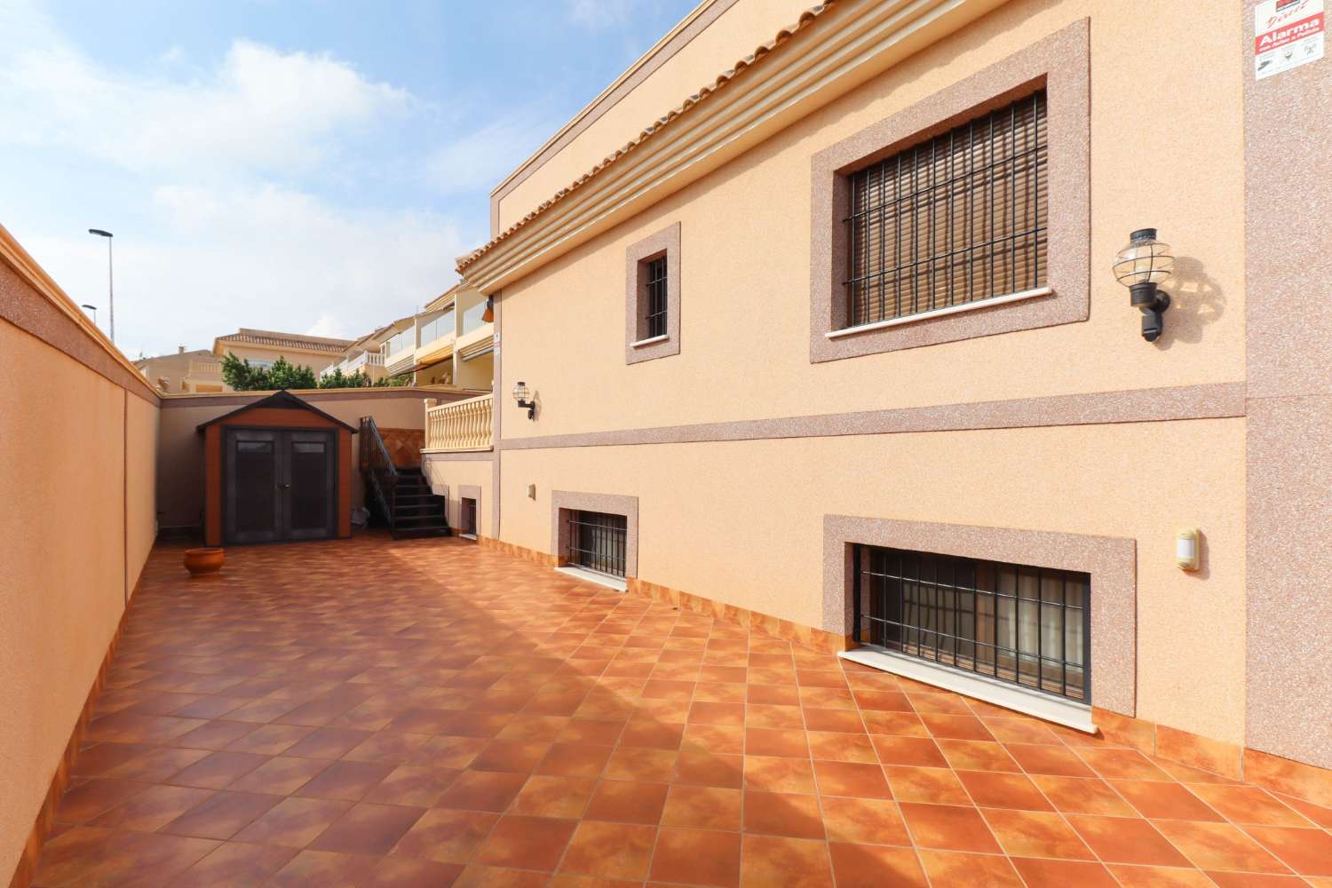 EXCLUSIVE SEMI-DETACHED VILLA ON BALCONIES WITH GARDEN, SOLARIUM AND COMMUNAL POOL