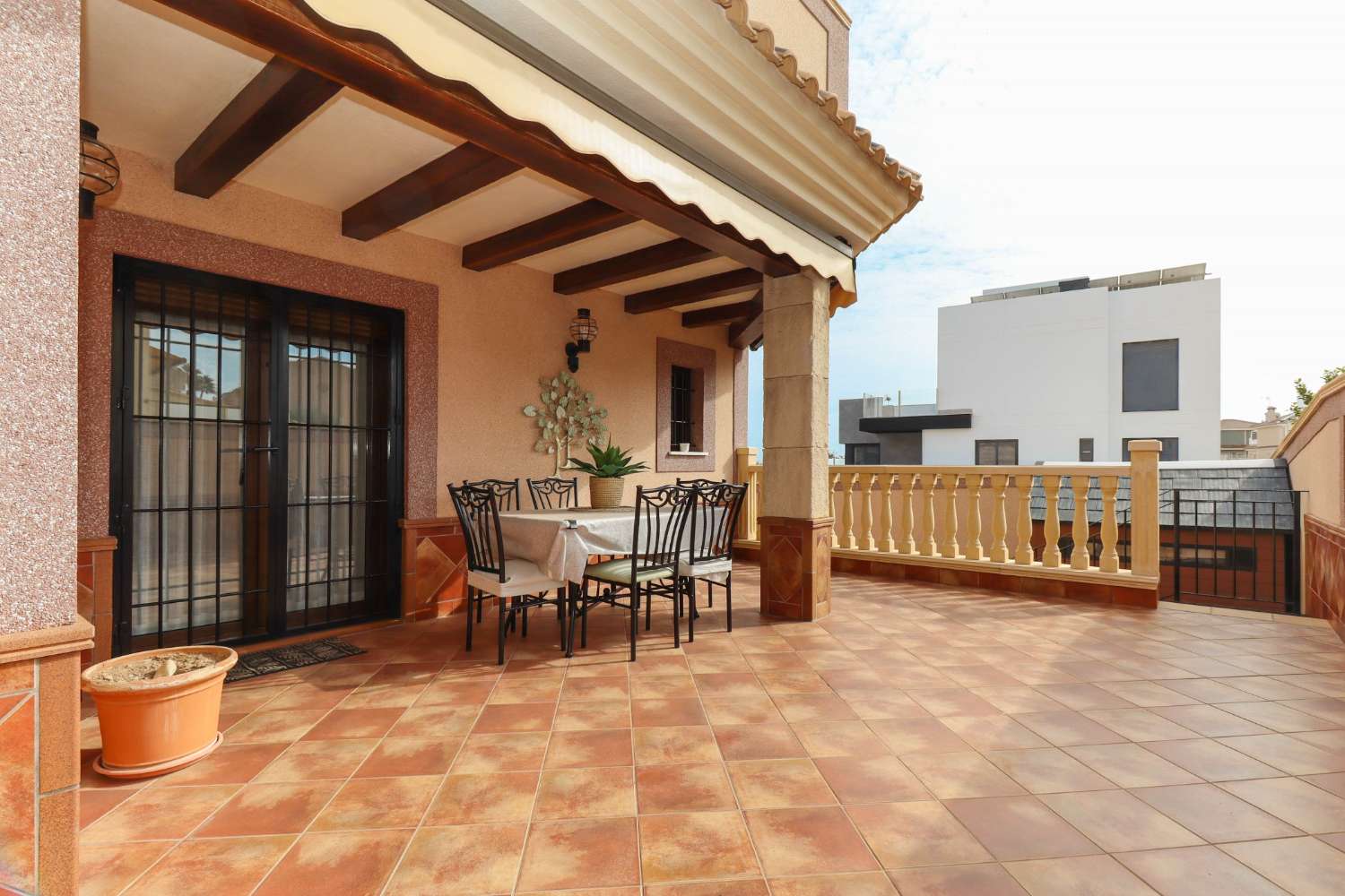 EXCLUSIVE SEMI-DETACHED VILLA ON BALCONIES WITH GARDEN, SOLARIUM AND COMMUNAL POOL