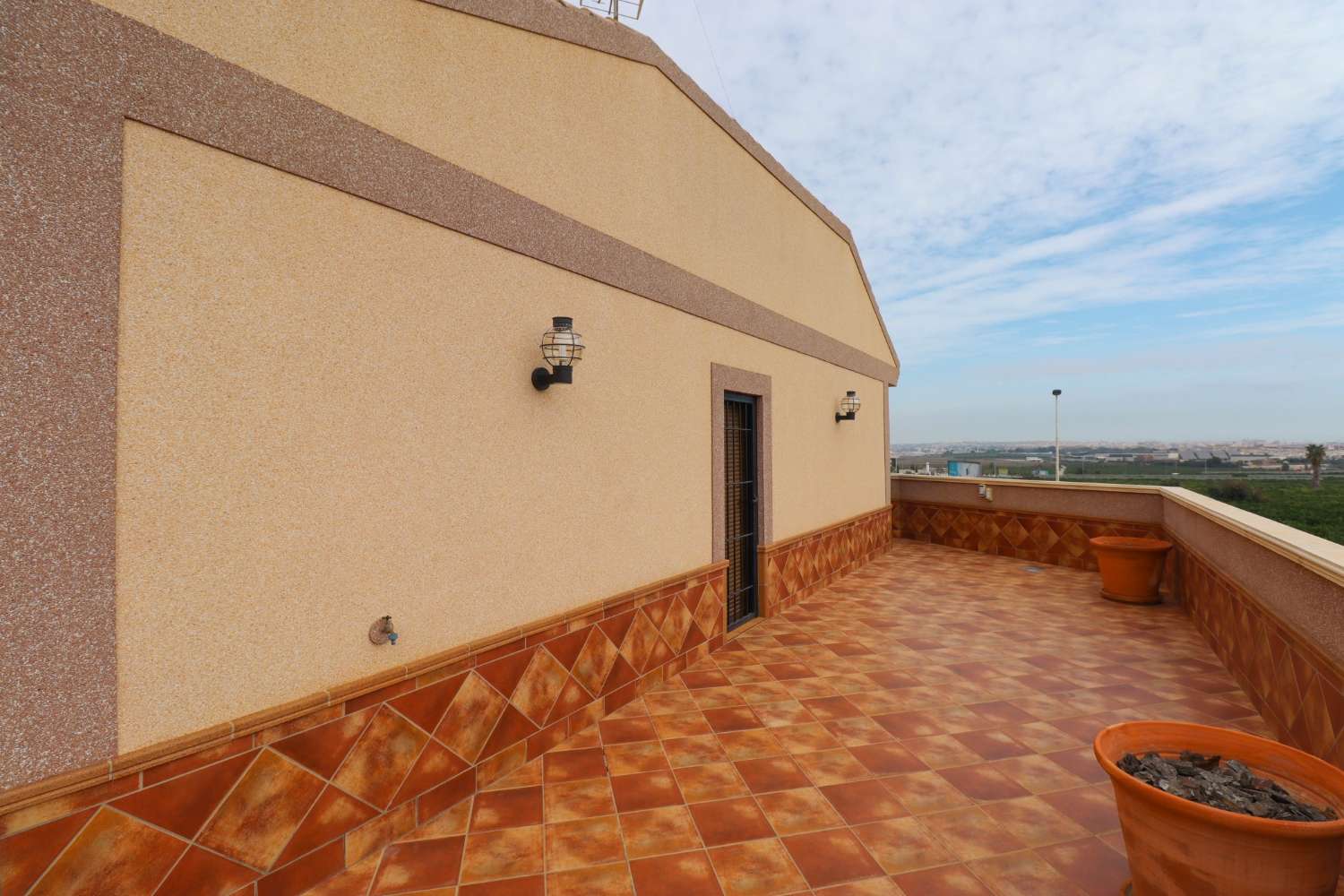 EXCLUSIVE SEMI-DETACHED VILLA ON BALCONIES WITH GARDEN, SOLARIUM AND COMMUNAL POOL