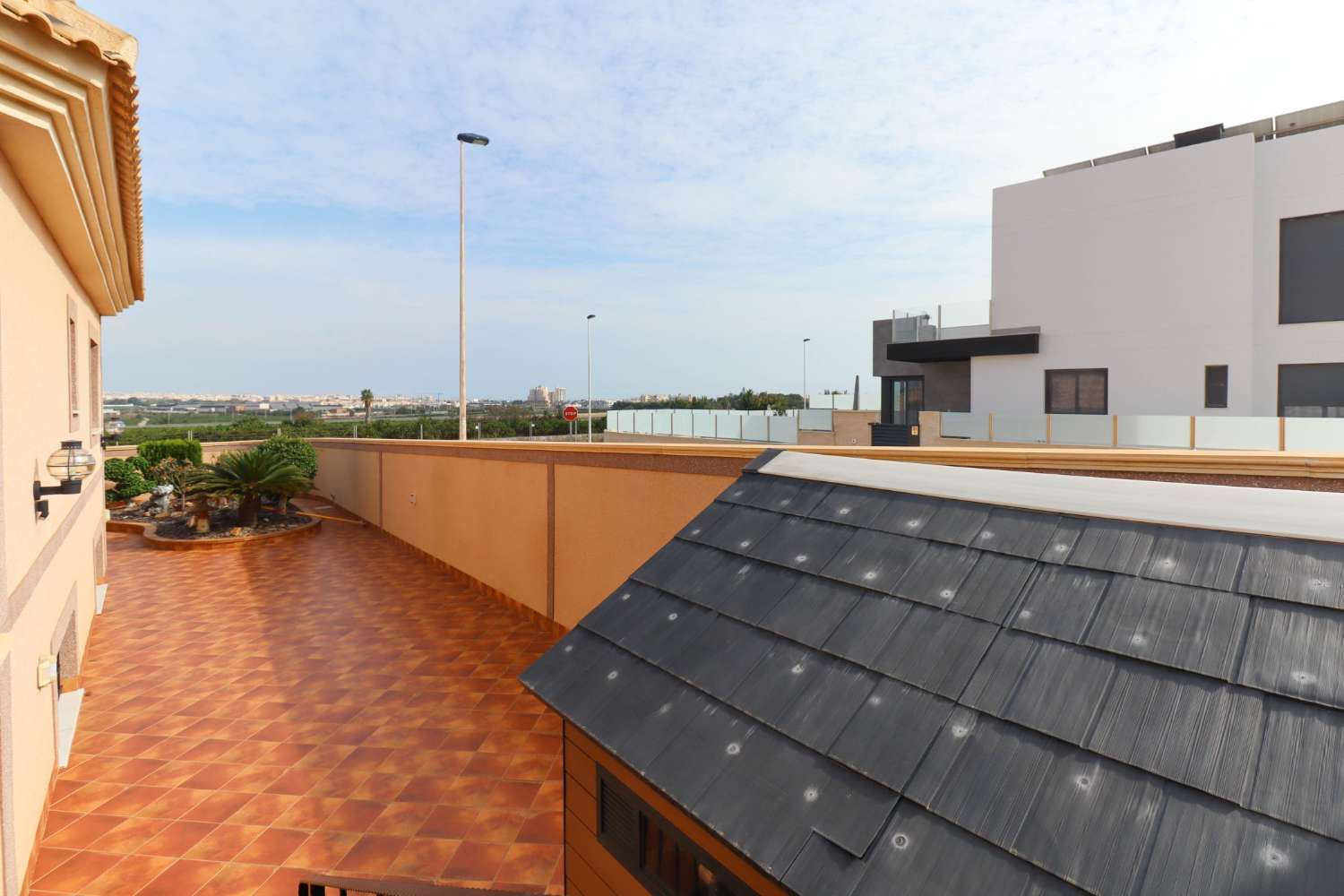 EXCLUSIVE SEMI-DETACHED VILLA ON BALCONIES WITH GARDEN, SOLARIUM AND COMMUNAL POOL