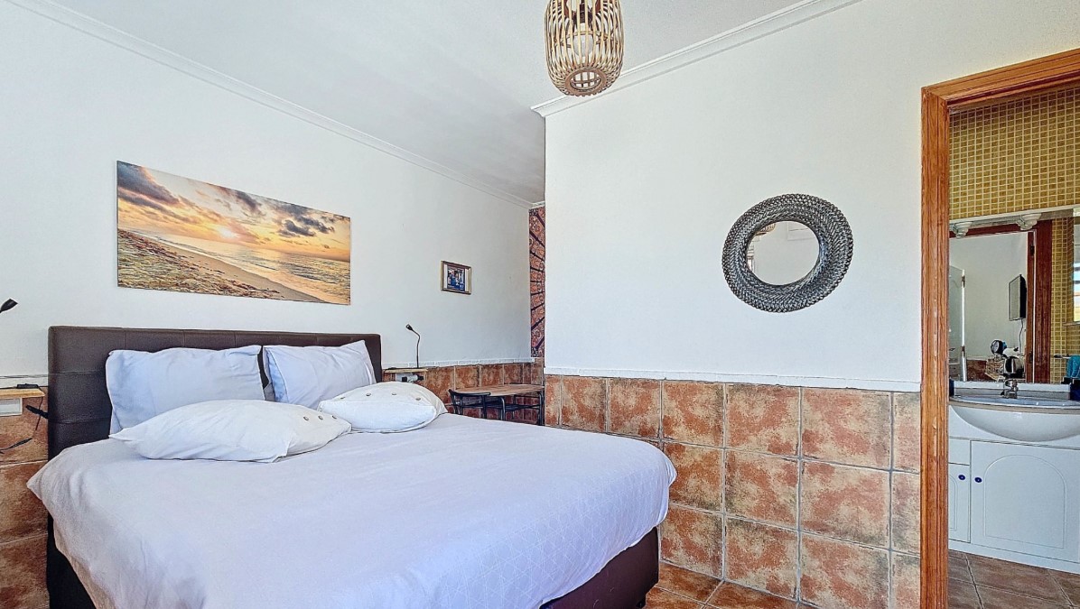 FANTASTISKT HUS PÅ LANDET MED CASITA, POOL OCH 33 000 M² MARK PÅ COSTA BLANCA