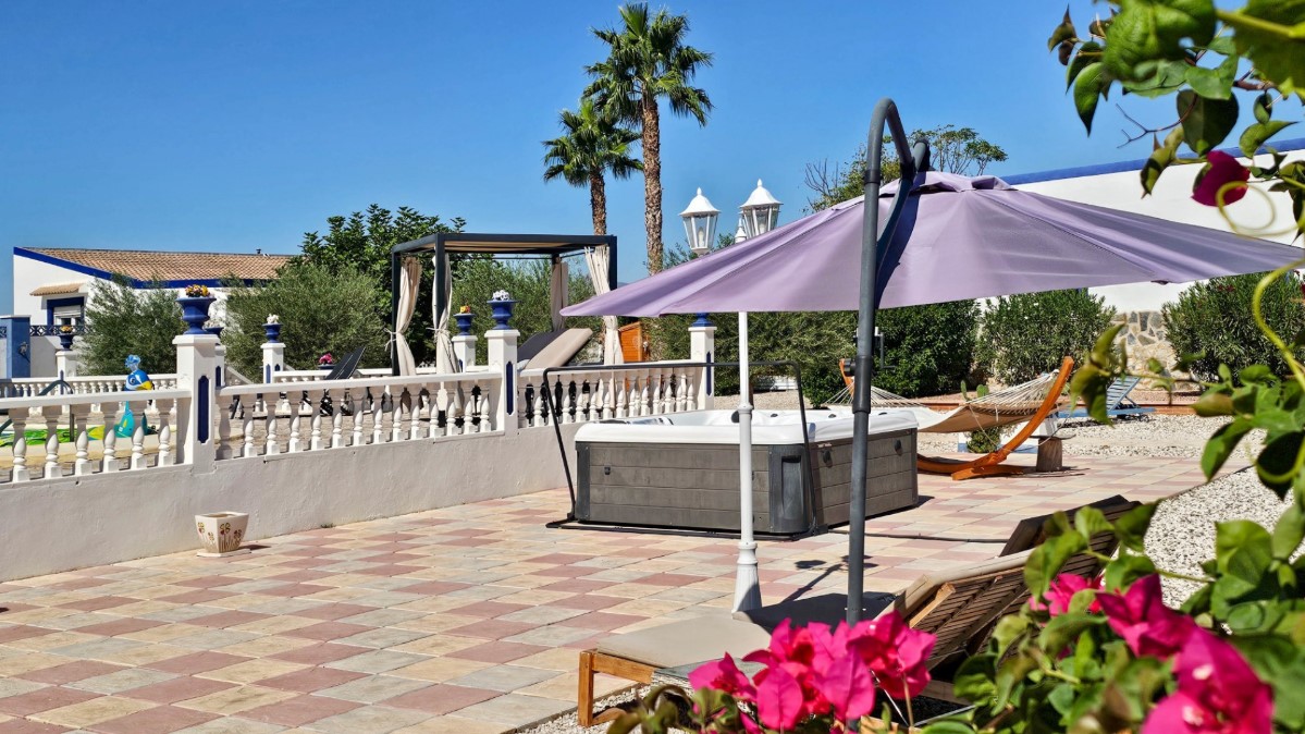 FANTASTISKT HUS PÅ LANDET MED CASITA, POOL OCH 33 000 M² MARK PÅ COSTA BLANCA