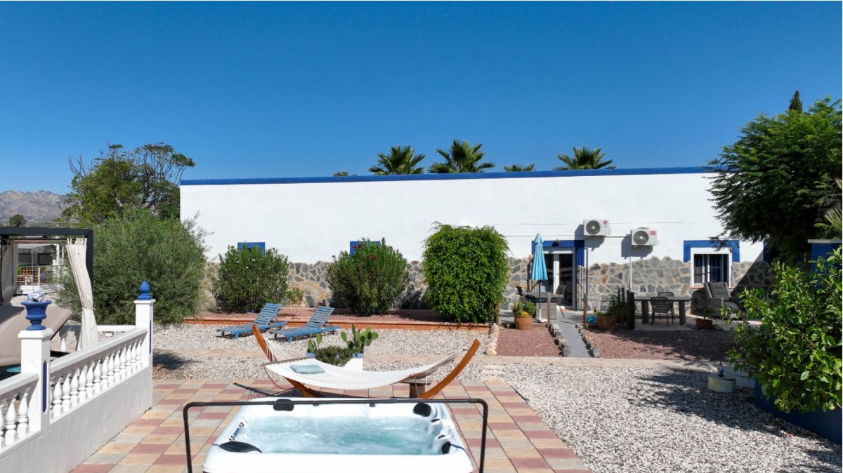 FANTASTISKT HUS PÅ LANDET MED CASITA, POOL OCH 33 000 M² MARK PÅ COSTA BLANCA