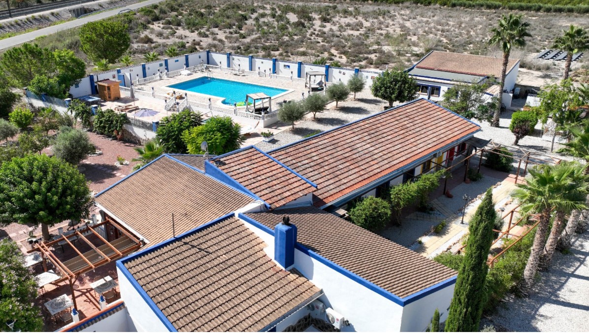 FANTASTISKT HUS PÅ LANDET MED CASITA, POOL OCH 33 000 M² MARK PÅ COSTA BLANCA