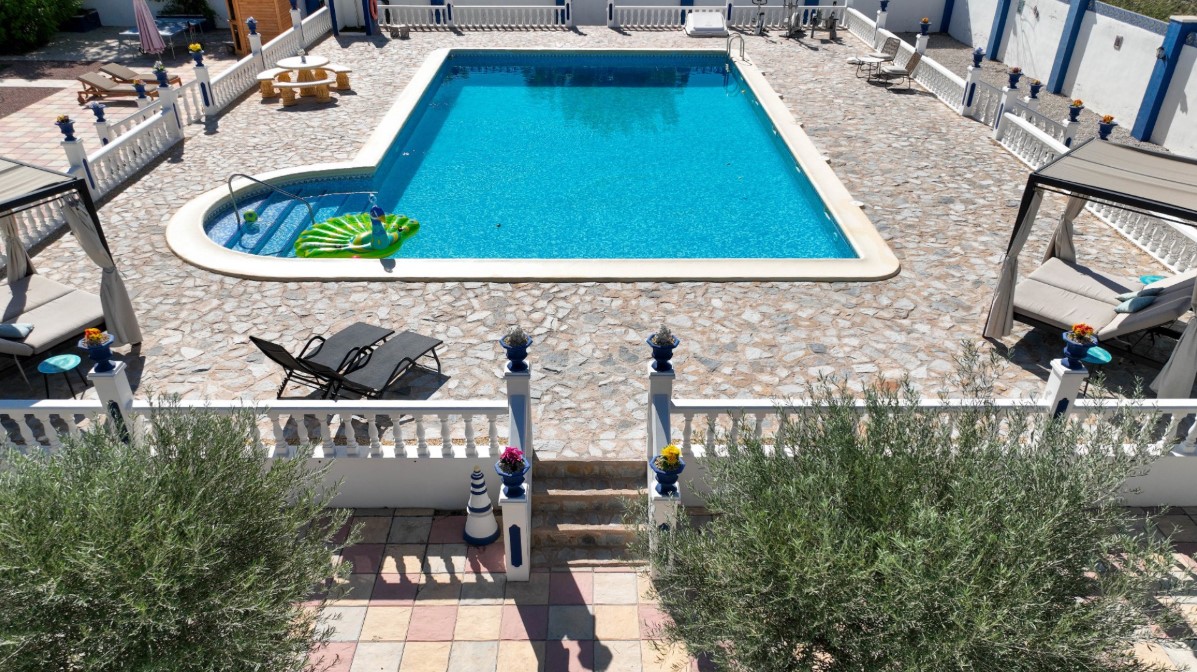 FANTASTISKT HUS PÅ LANDET MED CASITA, POOL OCH 33 000 M² MARK PÅ COSTA BLANCA