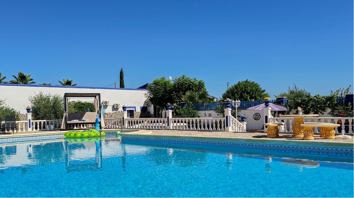 FANTASTISKT HUS PÅ LANDET MED CASITA, POOL OCH 33 000 M² MARK PÅ COSTA BLANCA