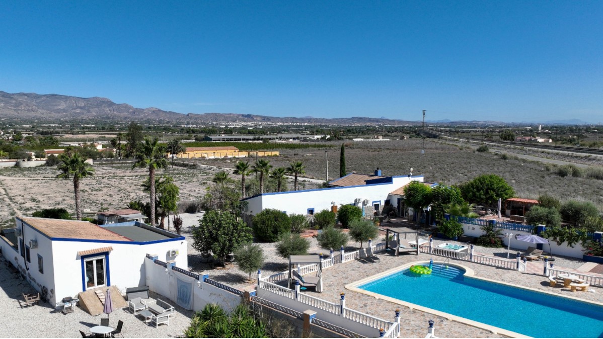 FANTASTISKT HUS PÅ LANDET MED CASITA, POOL OCH 33 000 M² MARK PÅ COSTA BLANCA