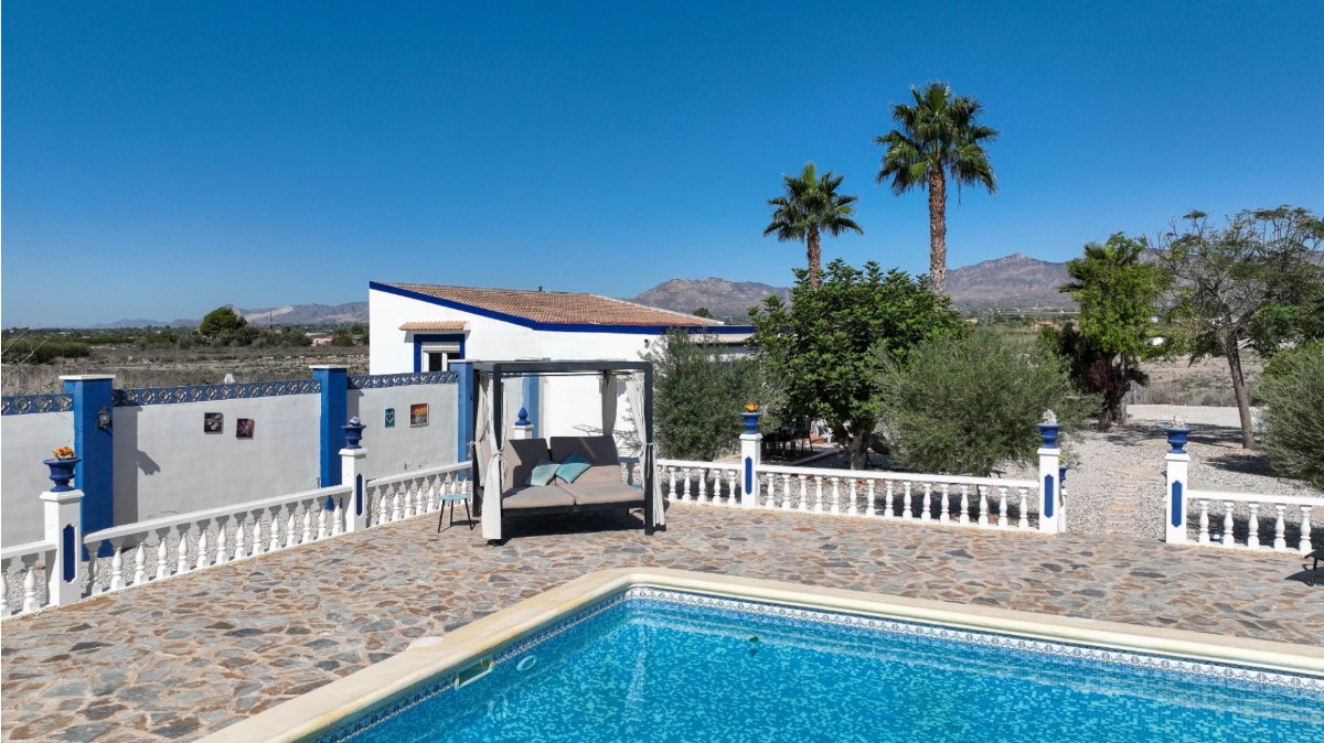 FANTASTISKT HUS PÅ LANDET MED CASITA, POOL OCH 33 000 M² MARK PÅ COSTA BLANCA
