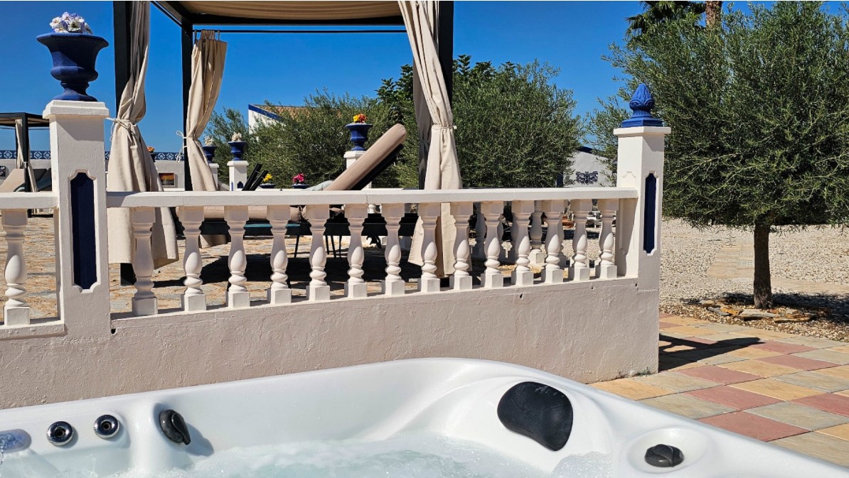 FANTASTISKT HUS PÅ LANDET MED CASITA, POOL OCH 33 000 M² MARK PÅ COSTA BLANCA