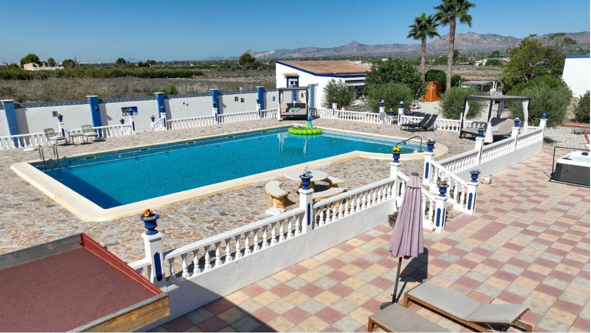 FANTASTISKT HUS PÅ LANDET MED CASITA, POOL OCH 33 000 M² MARK PÅ COSTA BLANCA