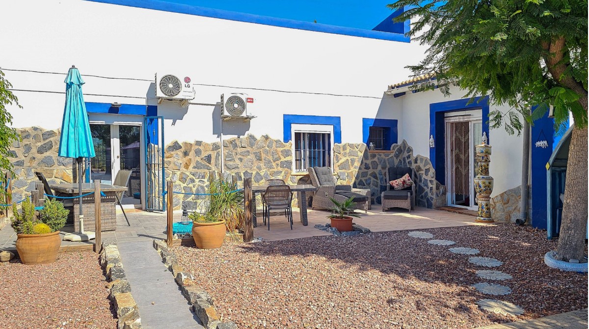 FANTASTISKT HUS PÅ LANDET MED CASITA, POOL OCH 33 000 M² MARK PÅ COSTA BLANCA