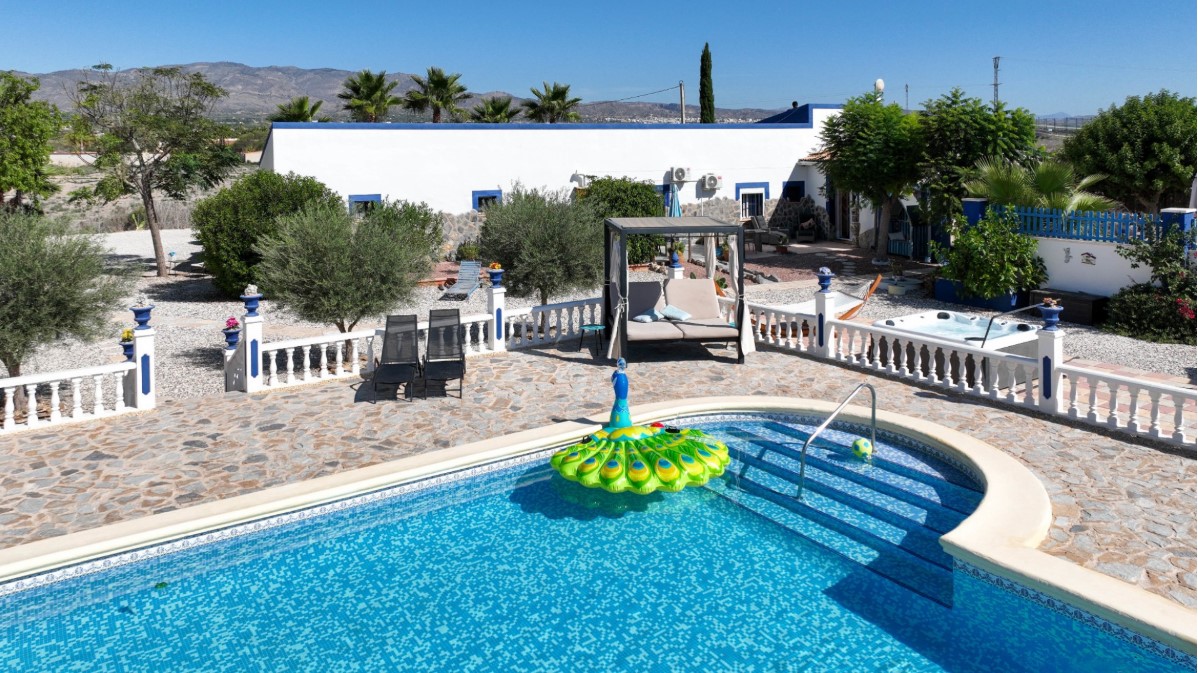 FANTASTISKT HUS PÅ LANDET MED CASITA, POOL OCH 33 000 M² MARK PÅ COSTA BLANCA