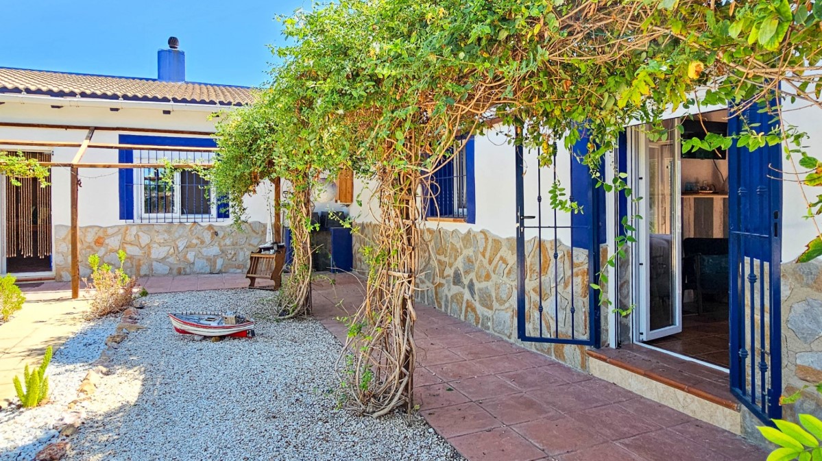 FANTASTISKT HUS PÅ LANDET MED CASITA, POOL OCH 33 000 M² MARK PÅ COSTA BLANCA