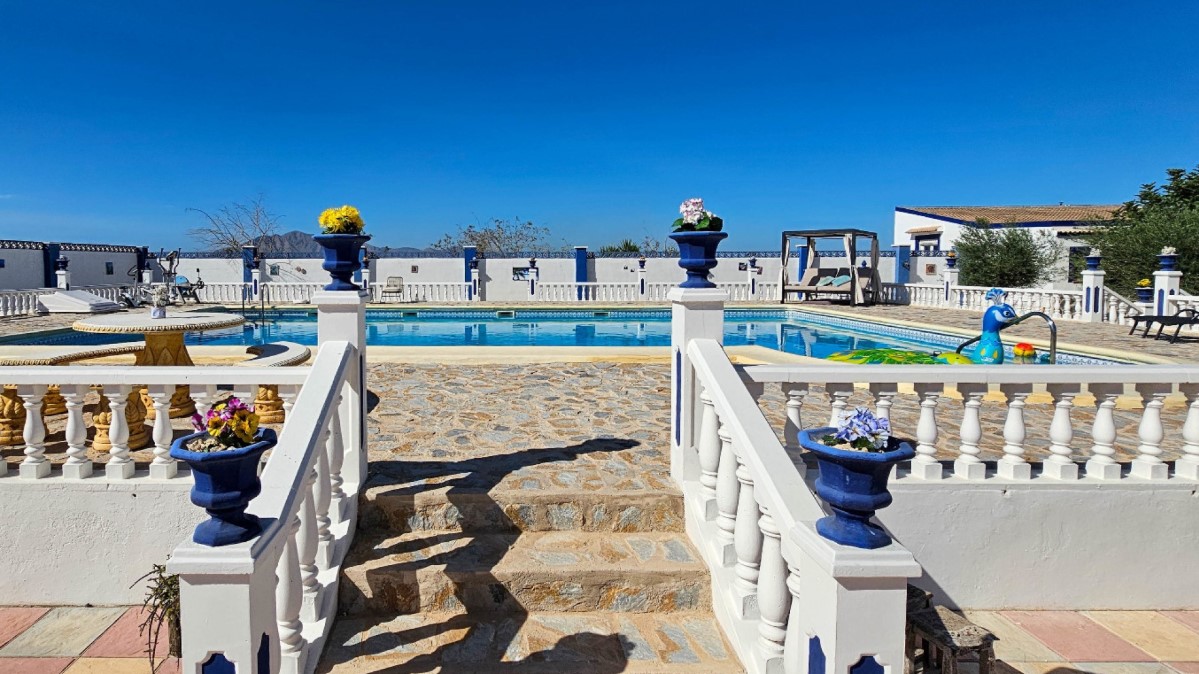 FANTASTISKT HUS PÅ LANDET MED CASITA, POOL OCH 33 000 M² MARK PÅ COSTA BLANCA