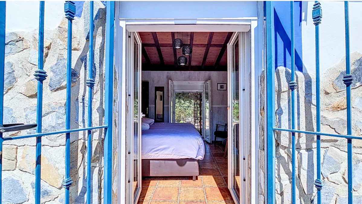 FANTASTISKT HUS PÅ LANDET MED CASITA, POOL OCH 33 000 M² MARK PÅ COSTA BLANCA