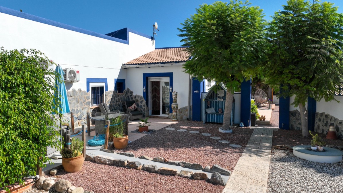 FANTASTISKT HUS PÅ LANDET MED CASITA, POOL OCH 33 000 M² MARK PÅ COSTA BLANCA
