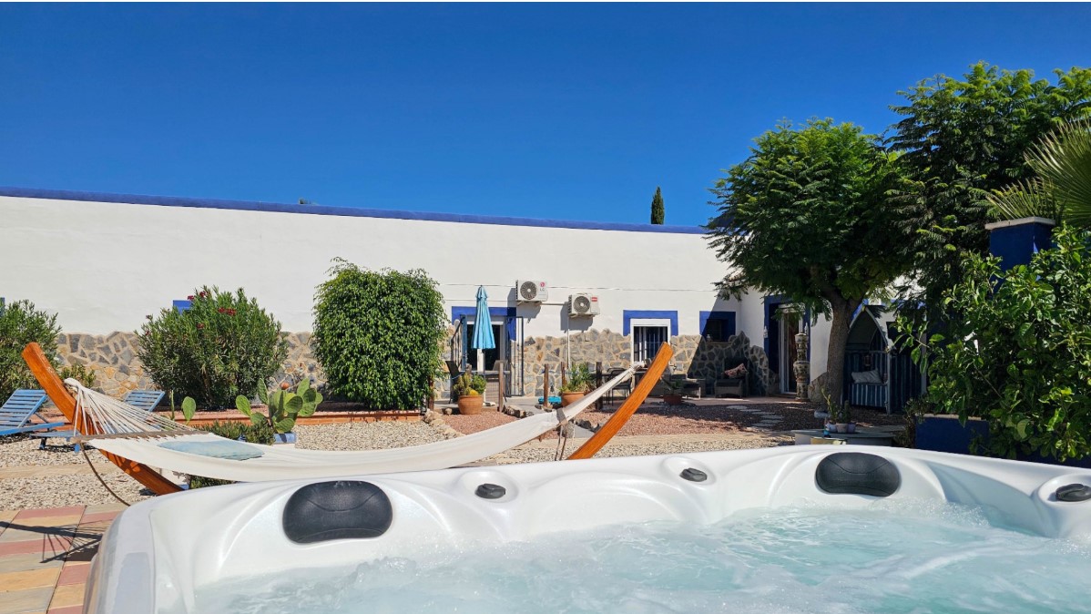 FANTASTISKT HUS PÅ LANDET MED CASITA, POOL OCH 33 000 M² MARK PÅ COSTA BLANCA