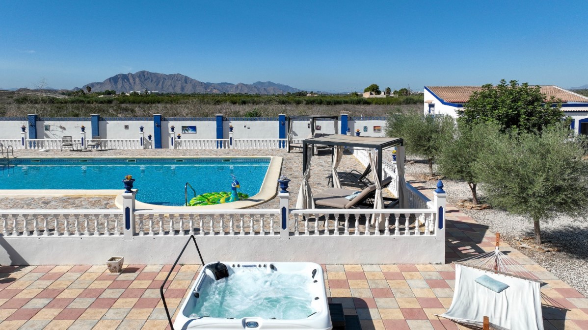 FANTASTISKT HUS PÅ LANDET MED CASITA, POOL OCH 33 000 M² MARK PÅ COSTA BLANCA