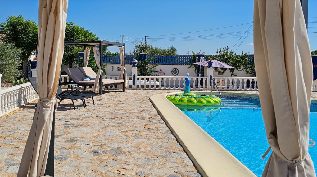 FANTASTISKT HUS PÅ LANDET MED CASITA, POOL OCH 33 000 M² MARK PÅ COSTA BLANCA