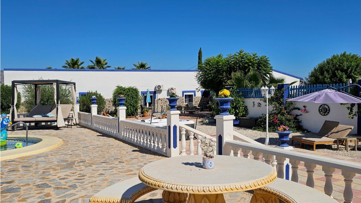 FANTASTISKT HUS PÅ LANDET MED CASITA, POOL OCH 33 000 M² MARK PÅ COSTA BLANCA