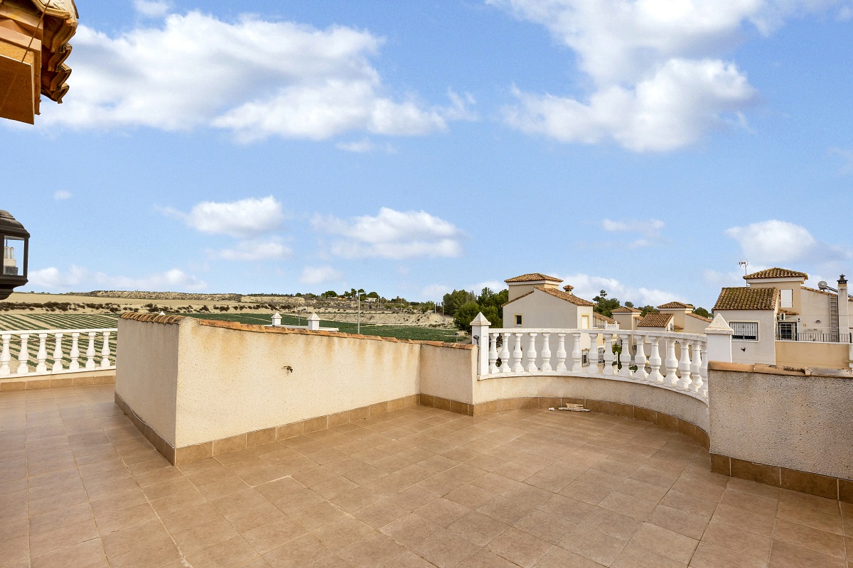 DETACHED VILLA WITH POOL, GARAGE, SOLARIUM AND GARDEN IN SAN MIGUEL DE SALINAS