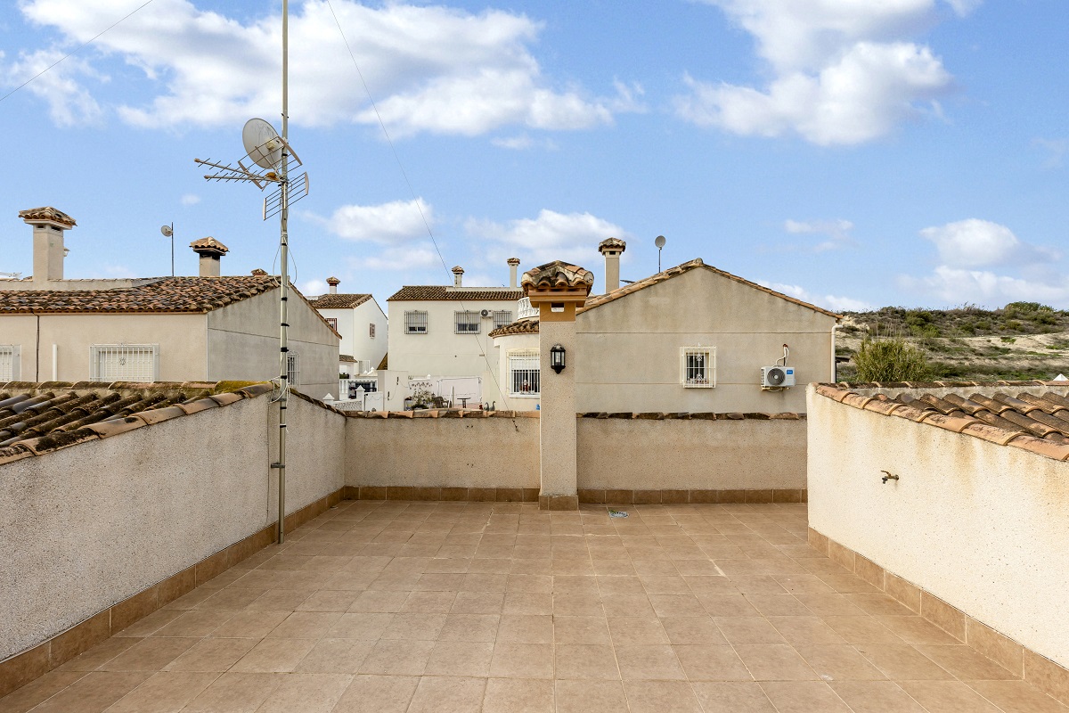 DETACHED VILLA WITH POOL, GARAGE, SOLARIUM AND GARDEN IN SAN MIGUEL DE SALINAS