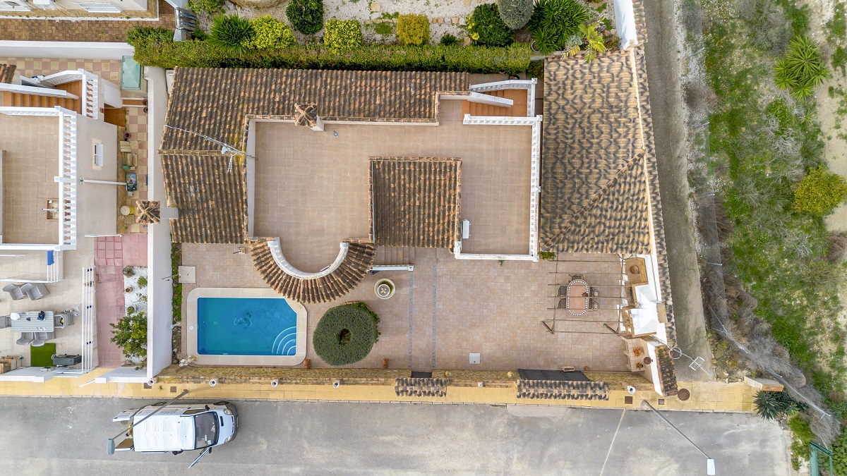 DETACHED VILLA WITH POOL, GARAGE, SOLARIUM AND GARDEN IN SAN MIGUEL DE SALINAS