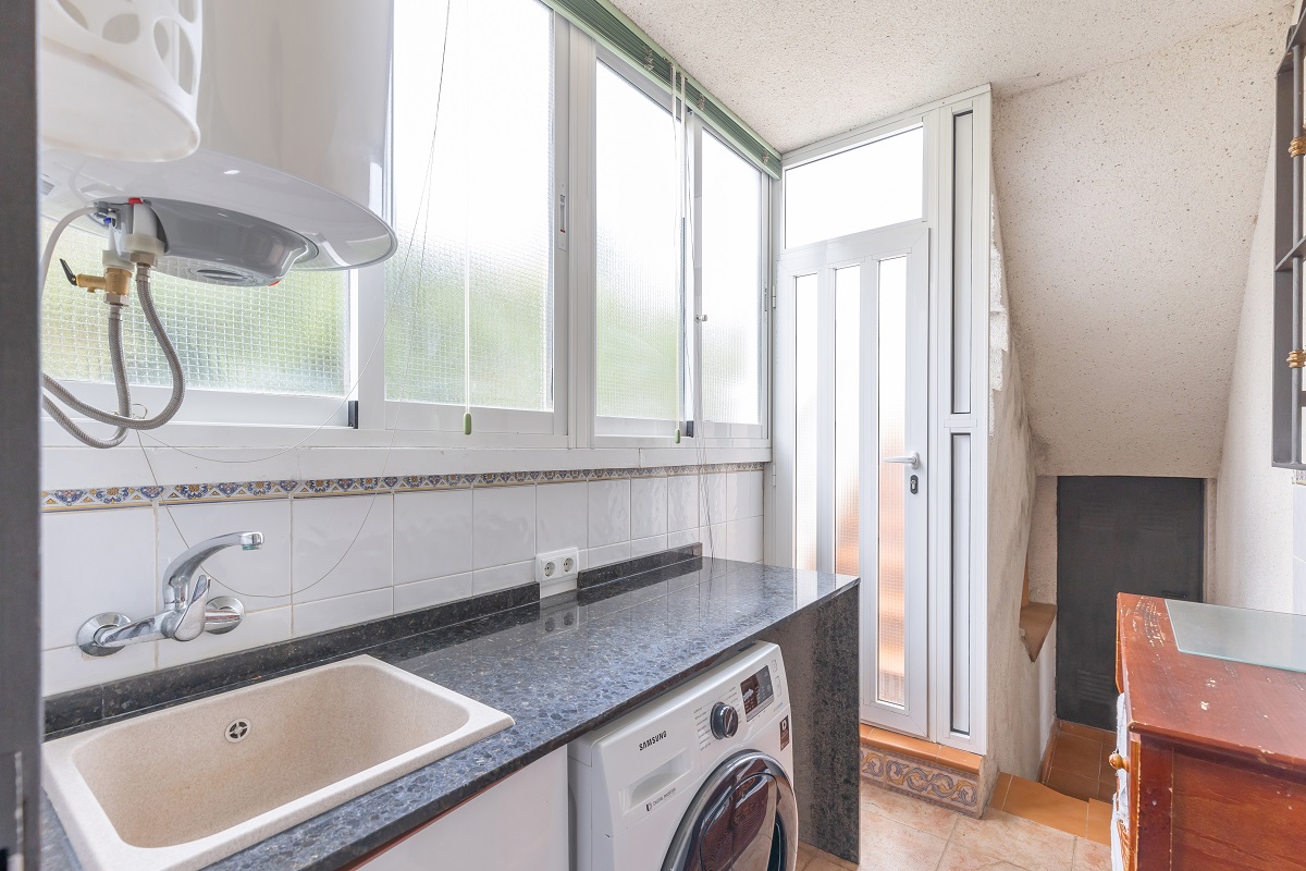DETACHED VILLA WITH POOL, GARAGE, SOLARIUM AND GARDEN IN SAN MIGUEL DE SALINAS