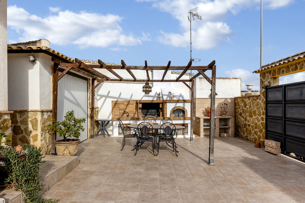 DETACHED VILLA WITH POOL, GARAGE, SOLARIUM AND GARDEN IN SAN MIGUEL DE SALINAS