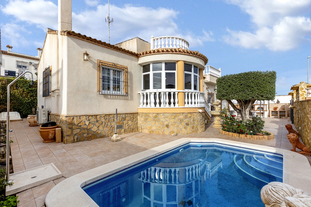DETACHED VILLA WITH POOL, GARAGE, SOLARIUM AND GARDEN IN SAN MIGUEL DE SALINAS