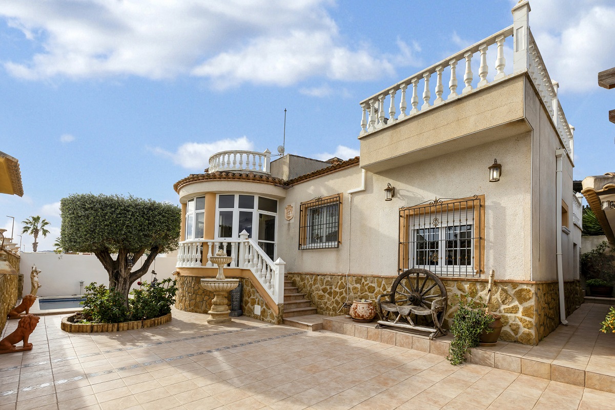 DETACHED VILLA WITH POOL, GARAGE, SOLARIUM AND GARDEN IN SAN MIGUEL DE SALINAS