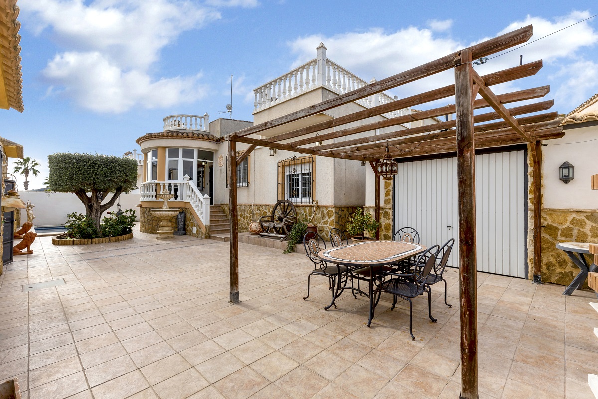DETACHED VILLA WITH POOL, GARAGE, SOLARIUM AND GARDEN IN SAN MIGUEL DE SALINAS