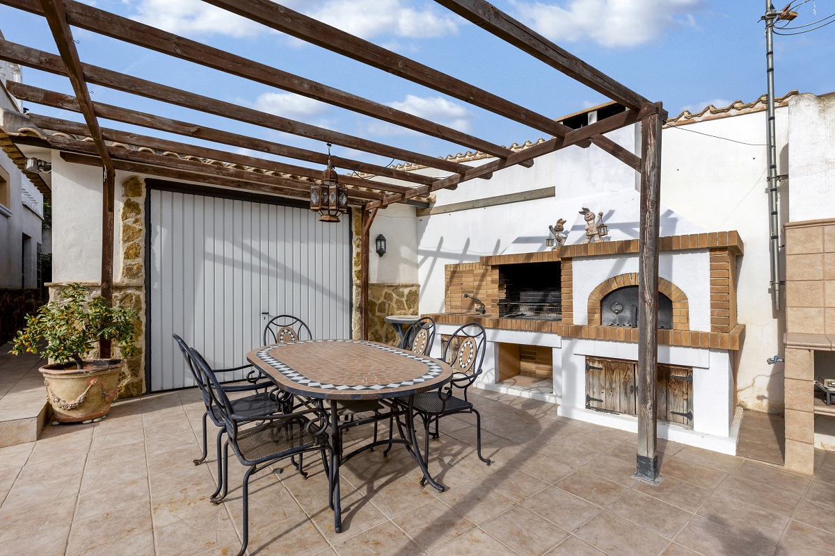 DETACHED VILLA WITH POOL, GARAGE, SOLARIUM AND GARDEN IN SAN MIGUEL DE SALINAS