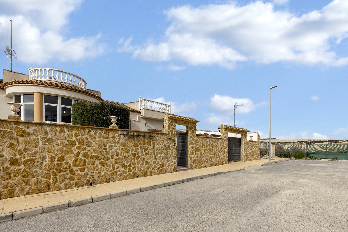 DETACHED VILLA WITH POOL, GARAGE, SOLARIUM AND GARDEN IN SAN MIGUEL DE SALINAS