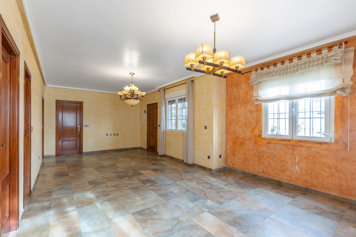 DETACHED VILLA WITH POOL, GARAGE, SOLARIUM AND GARDEN IN SAN MIGUEL DE SALINAS