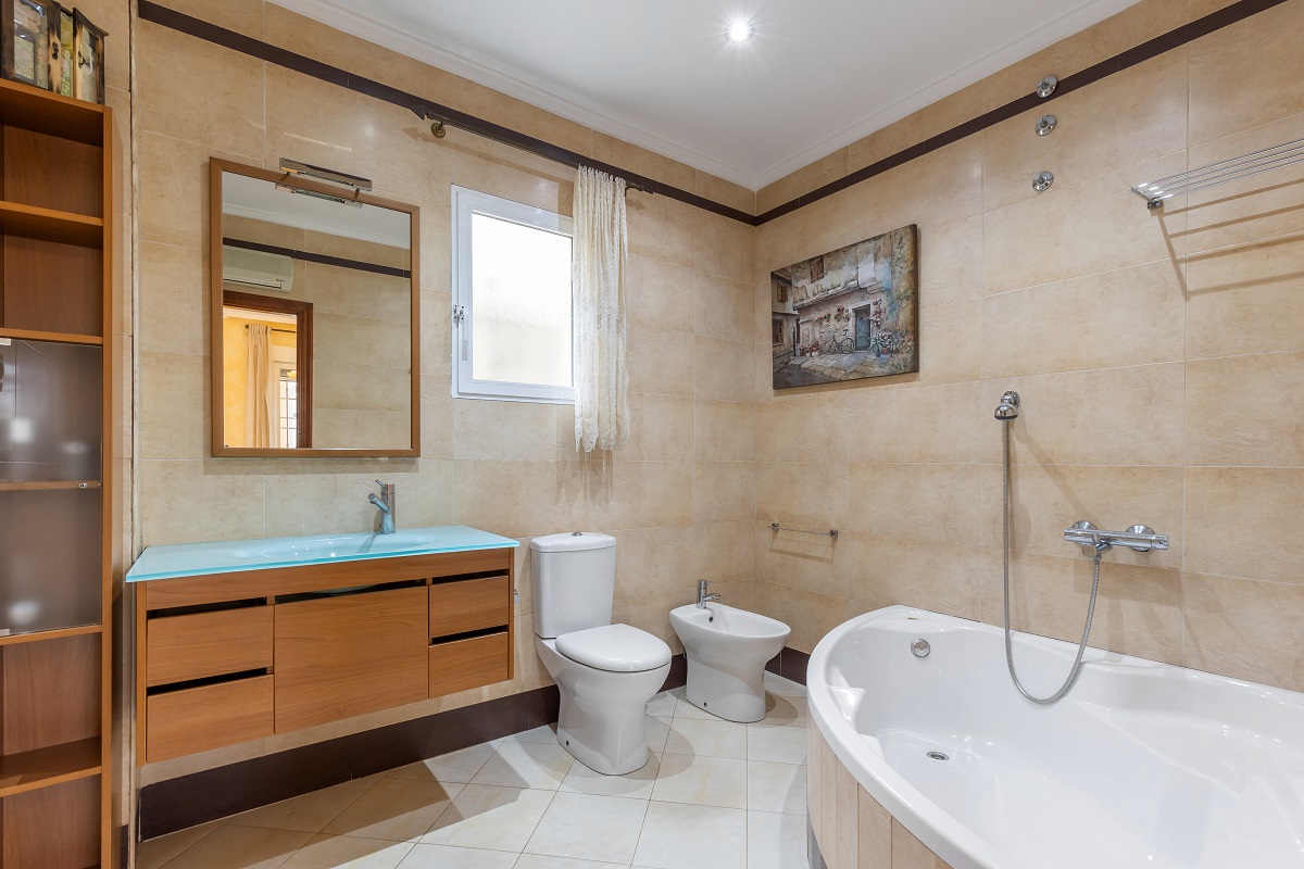 DETACHED VILLA WITH POOL, GARAGE, SOLARIUM AND GARDEN IN SAN MIGUEL DE SALINAS