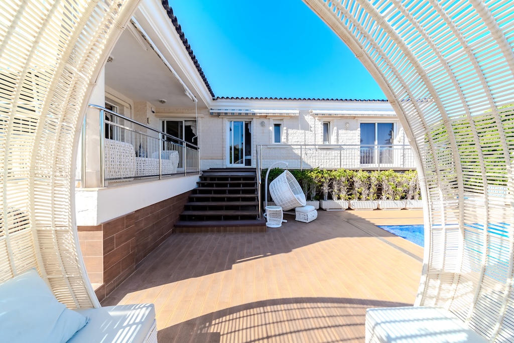 SPECTACULAR LUXURY VILLA NEAR THE SEA IN LA MATA: EXCLUSIVITY, COMFORT AND MEDITERRANEAN ELEGANCE