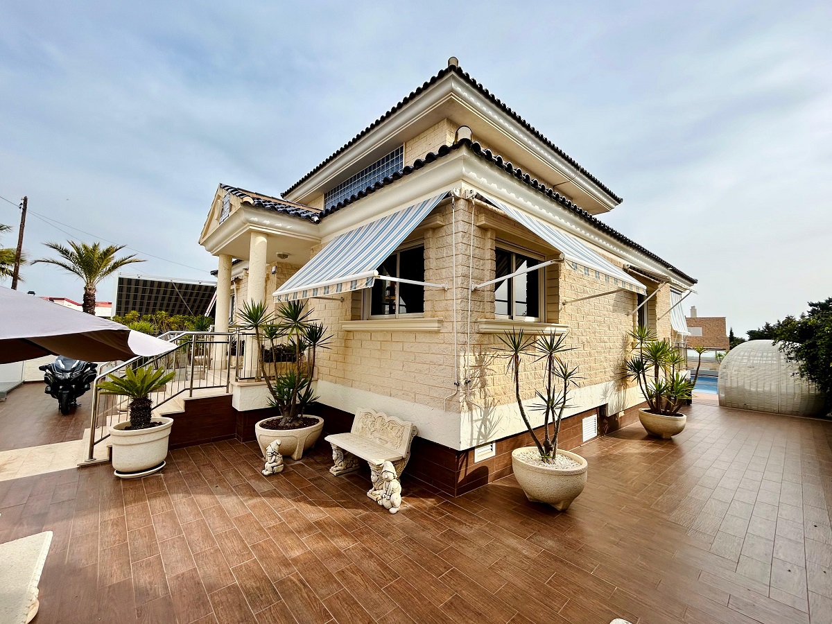 SPECTACULAR LUXURY VILLA NEAR THE SEA IN LA MATA: EXCLUSIVITY, COMFORT AND MEDITERRANEAN ELEGANCE